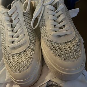 Zapatos de hombre y mujer marca Zara $25